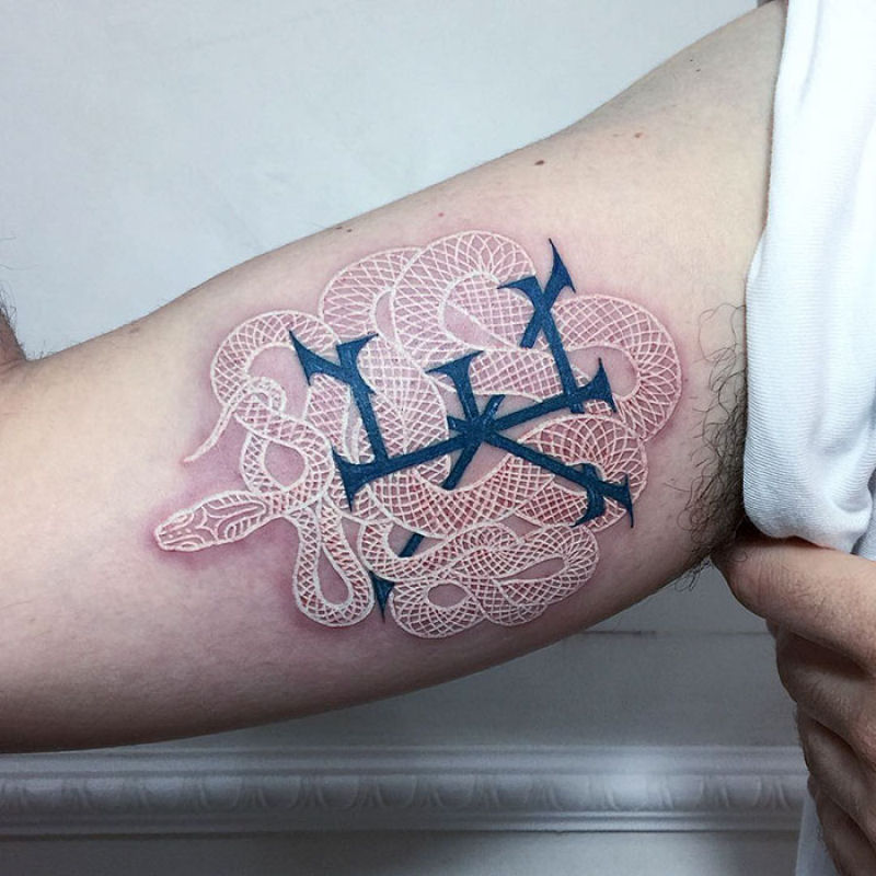 Tatuagens viperinas com tinta branca e preta, por Mirko Sata 03