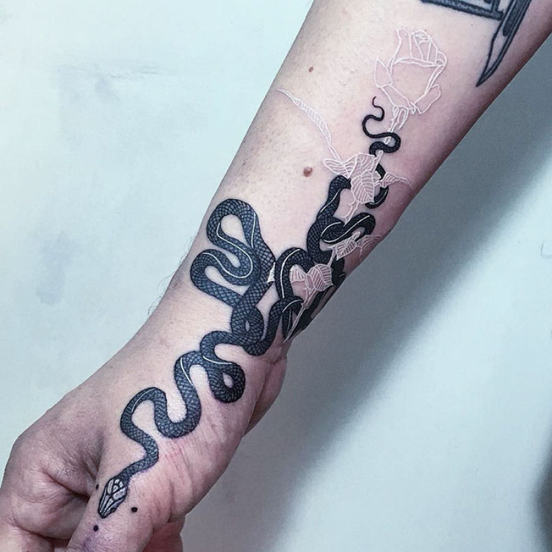 Tatuagens viperinas com tinta branca e preta, por Mirko Sata 06