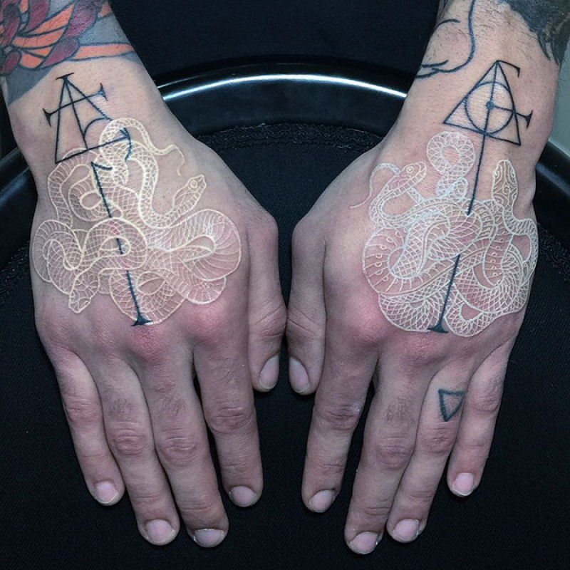 Tatuagens viperinas com tinta branca e preta, por Mirko Sata 07