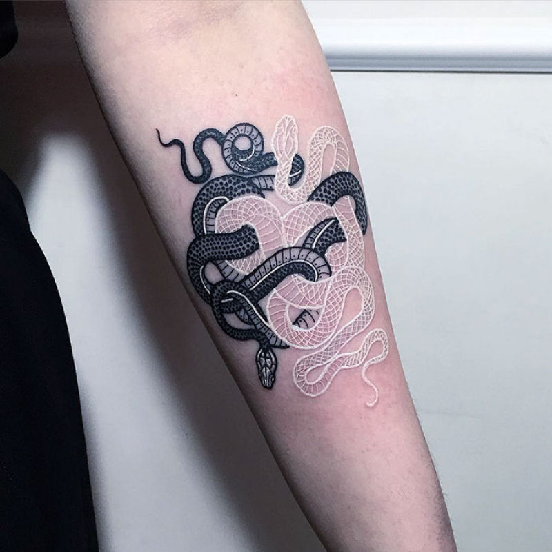 Tatuagens viperinas com tinta branca e preta, por Mirko Sata 08