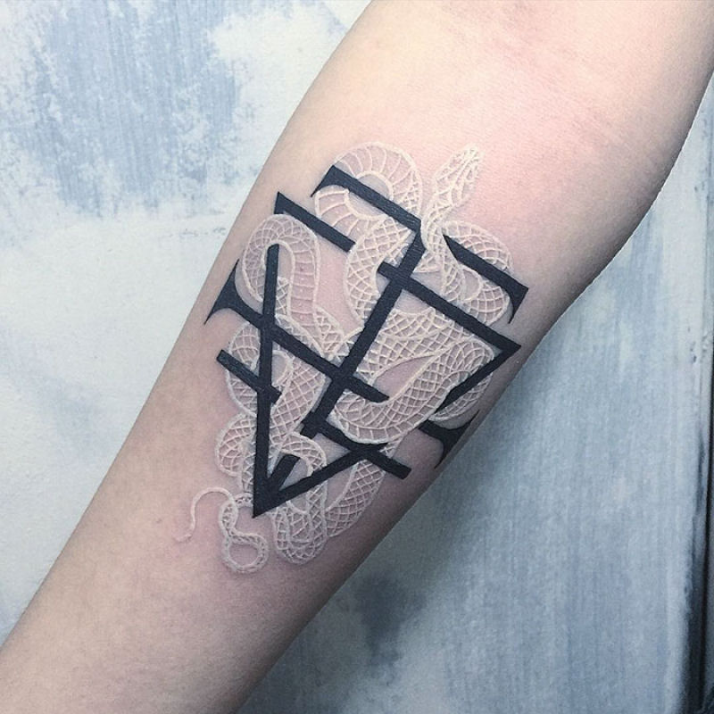 Tatuagens viperinas com tinta branca e preta, por Mirko Sata 09