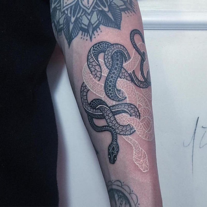 Tatuagens viperinas com tinta branca e preta, por Mirko Sata 10
