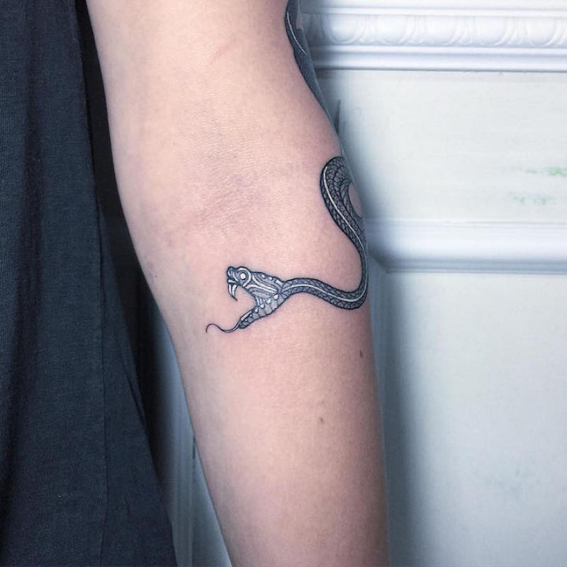 Tatuagens viperinas com tinta branca e preta, por Mirko Sata 14