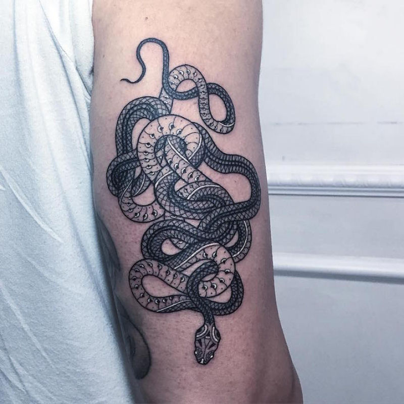 Tatuagens viperinas com tinta branca e preta, por Mirko Sata 16