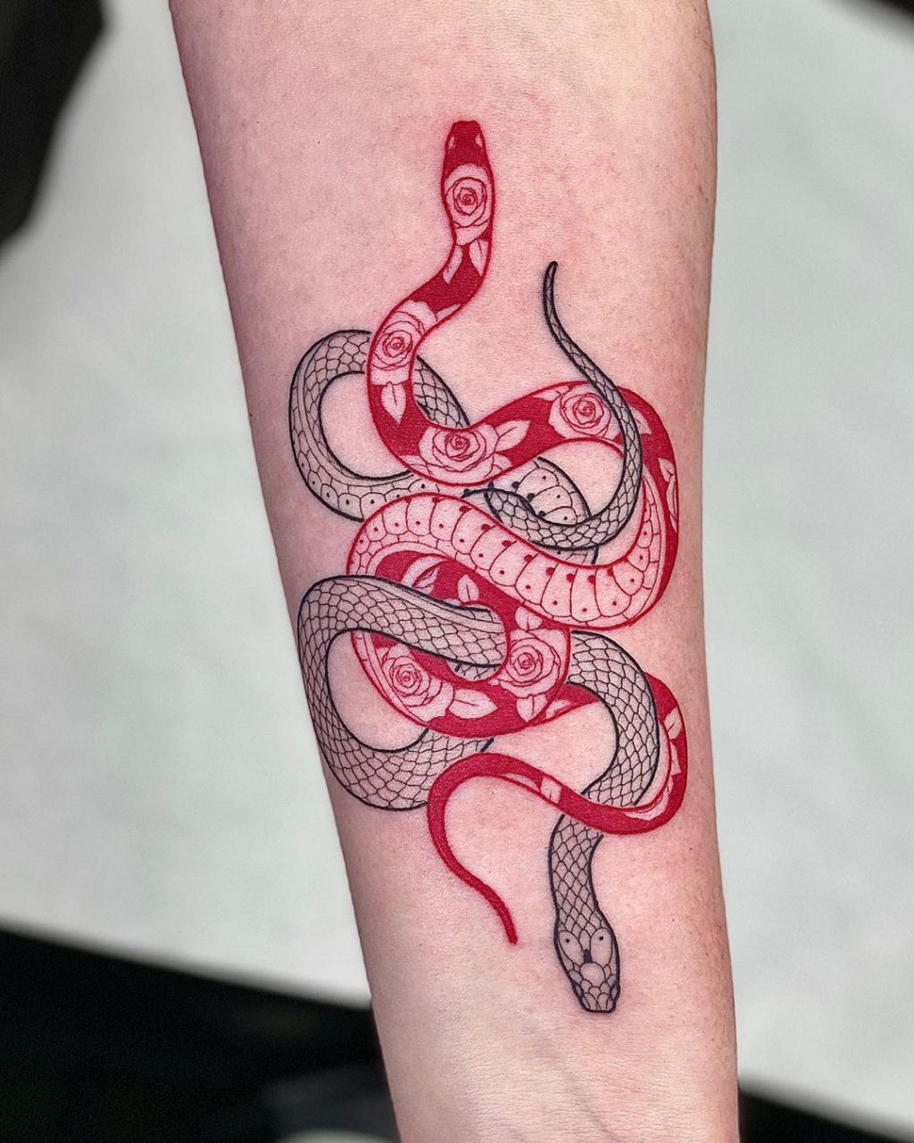 Tatuagens viperinas com tinta branca e preta, por Mirko Sata 20