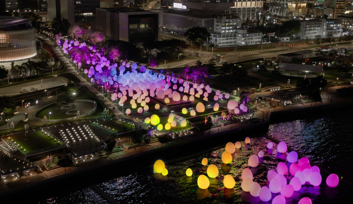 Dezenas de ovoides irradiam luz colorida em uma instalao interativa em Hong Kong 02