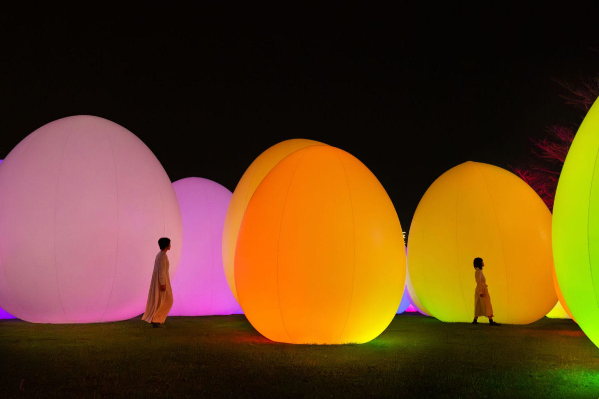 Dezenas de ovoides irradiam luz colorida em uma instalao interativa em Hong Kong 03