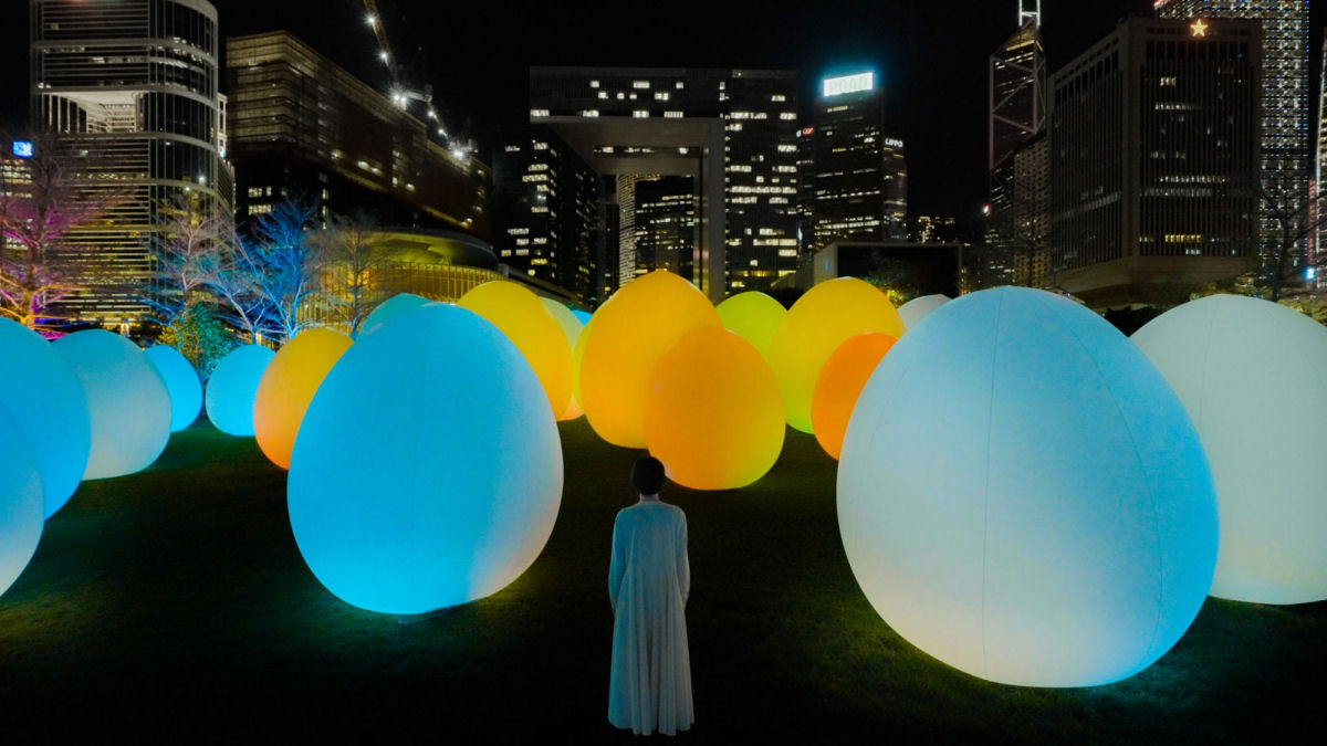 Dezenas de ovoides irradiam luz colorida em uma instalao interativa em Hong Kong 04