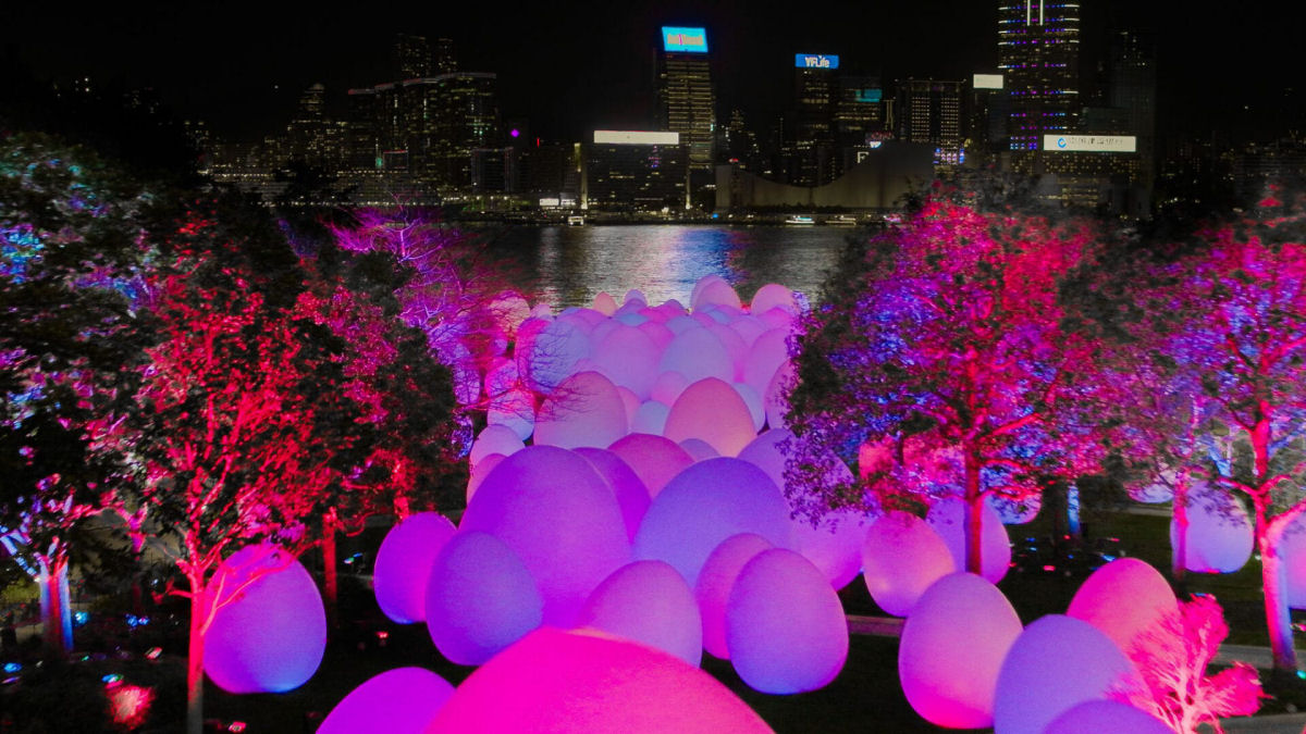 Dezenas de ovoides irradiam luz colorida em uma instalao interativa em Hong Kong 05