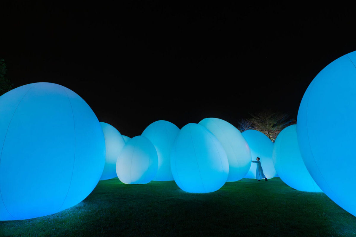 Dezenas de ovoides irradiam luz colorida em uma instalao interativa em Hong Kong 06