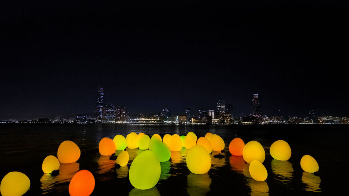 Dezenas de ovoides irradiam luz colorida em uma instalao interativa em Hong Kong 07