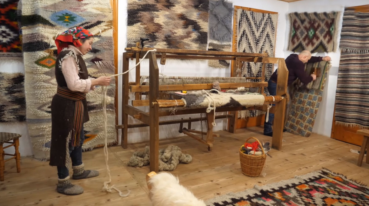 A dedicada família ucraniana que mantém viva a tecelagem tradicional em tempos de guerra e paz