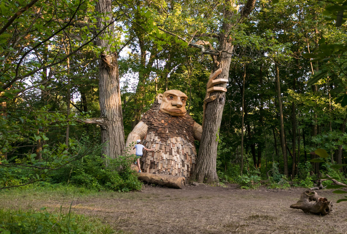 Os curiosos trolls de madeira recuperada nos bosques de Boom, blgica 08