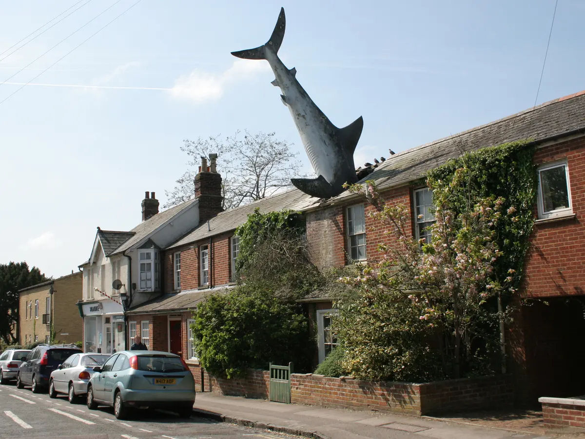 Outrora polmica, escultura de tubaro no telhado de casa agora  patrimnio de cidade inglesa