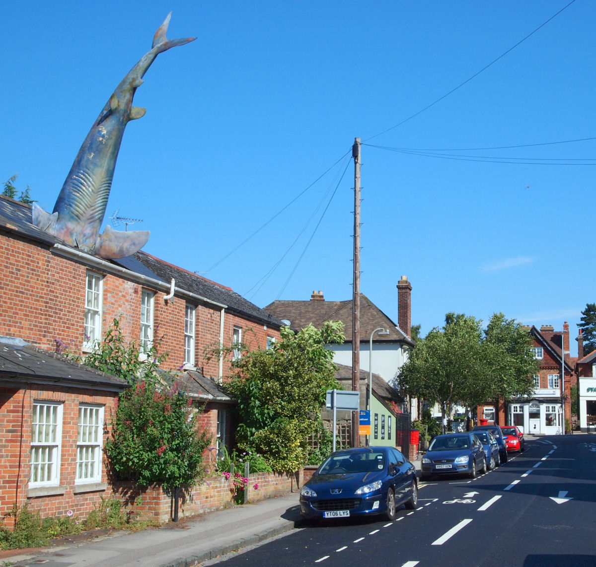 Outrora polmica, escultura de tubaro no telhado de casa agora  patrimnio de cidade inglesa