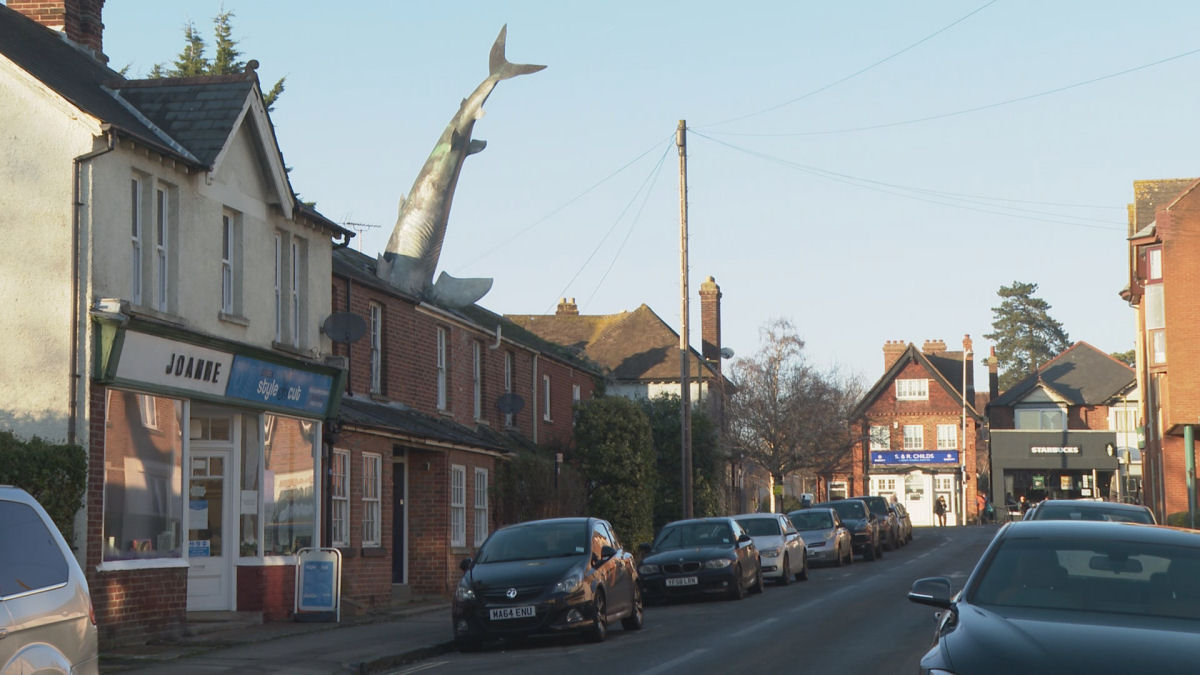 Outrora polmica, escultura de tubaro no telhado de casa agora  patrimnio de cidade inglesa