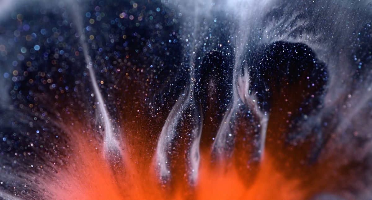 Um macro curta-metragem com glitter e tinta simula eventos astronômicos dramáticos