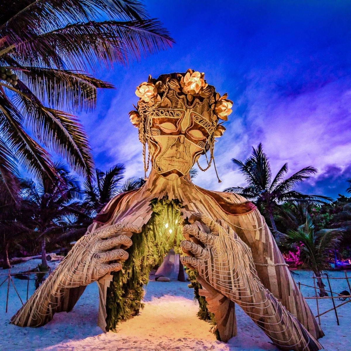 A espetacular escultura em madeira que d as boas-vindas aos banhistas em Tulum, no Mxico 01