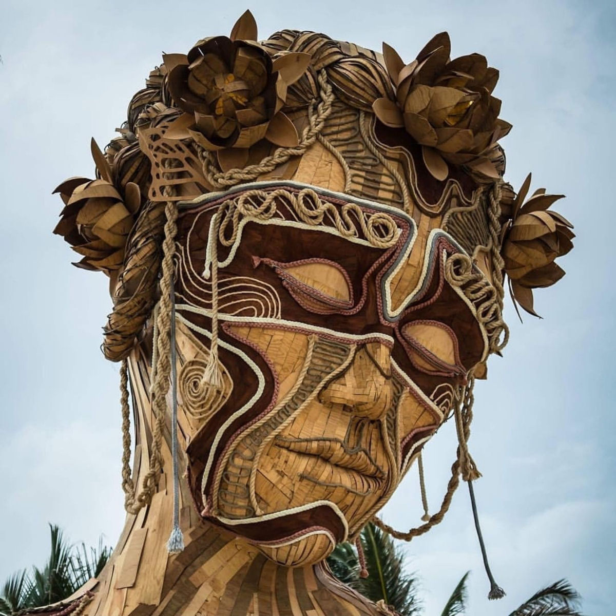 A espetacular escultura em madeira que d as boas-vindas aos banhistas em Tulum, no Mxico 02