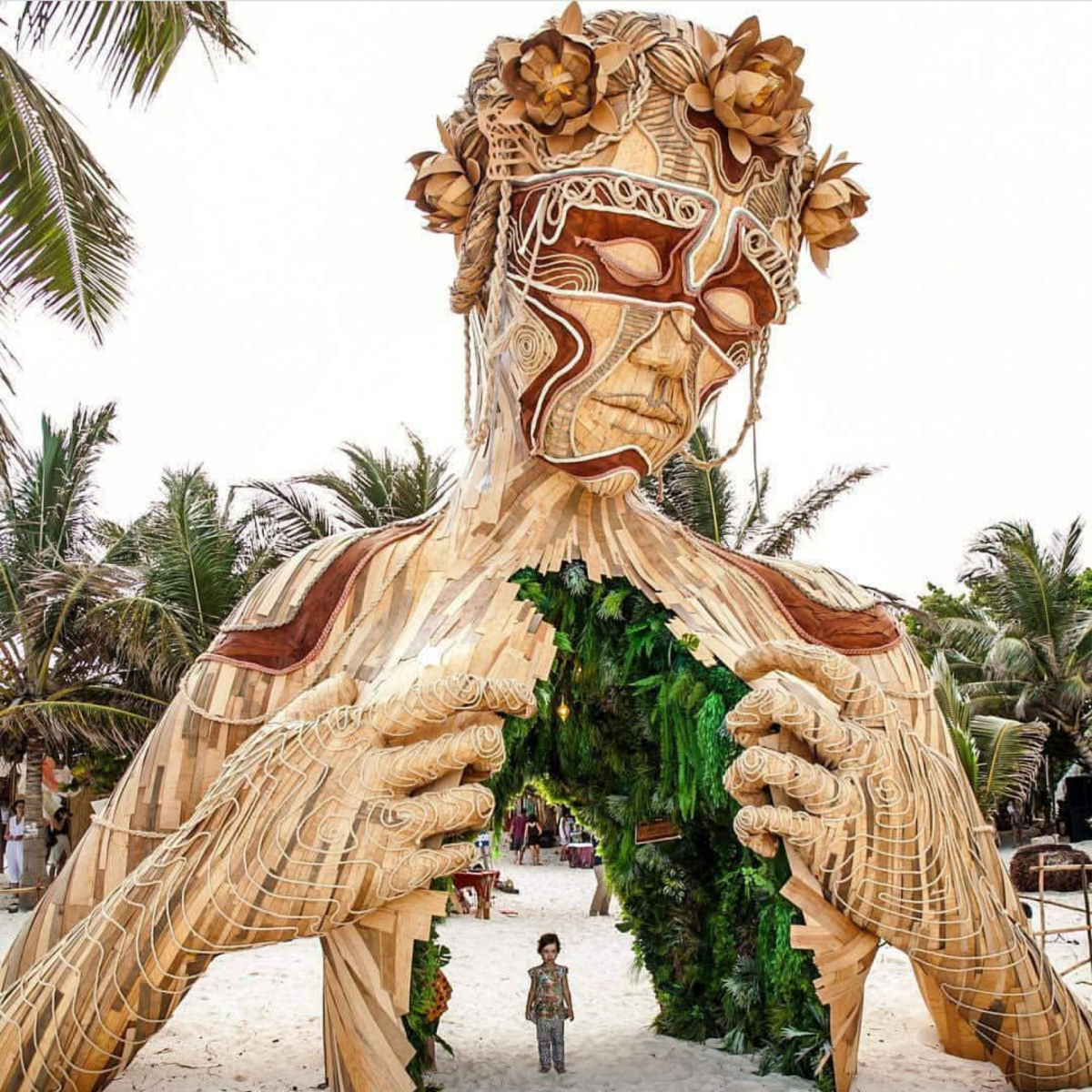 A espetacular escultura em madeira que d as boas-vindas aos banhistas em Tulum, no Mxico 03
