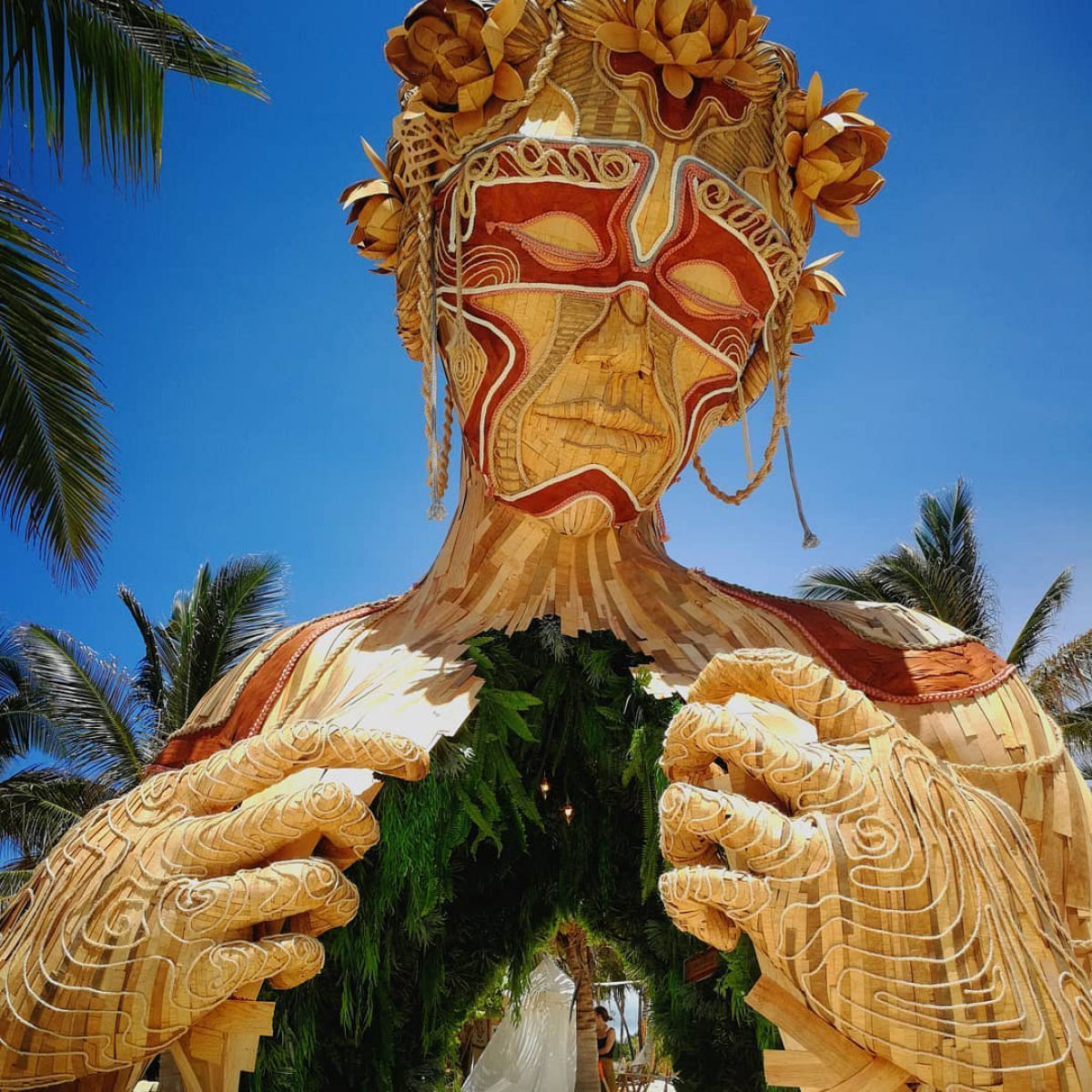 A espetacular escultura em madeira que d as boas-vindas aos banhistas em Tulum, no Mxico 04