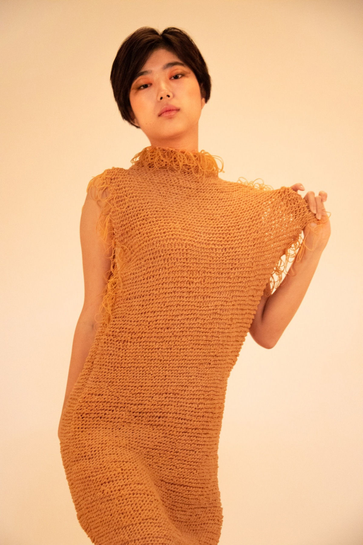 Estudante japonesa de arte cria roupas exclusivamente com elásticos