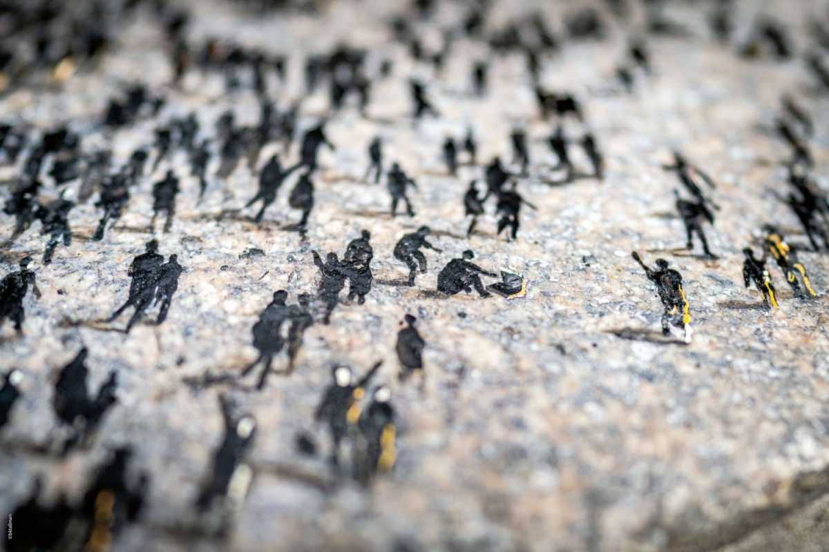 Centenas de figuras minúsculas se unem na nova intervenção de tapete de boas-vindas em Aberdeen 02