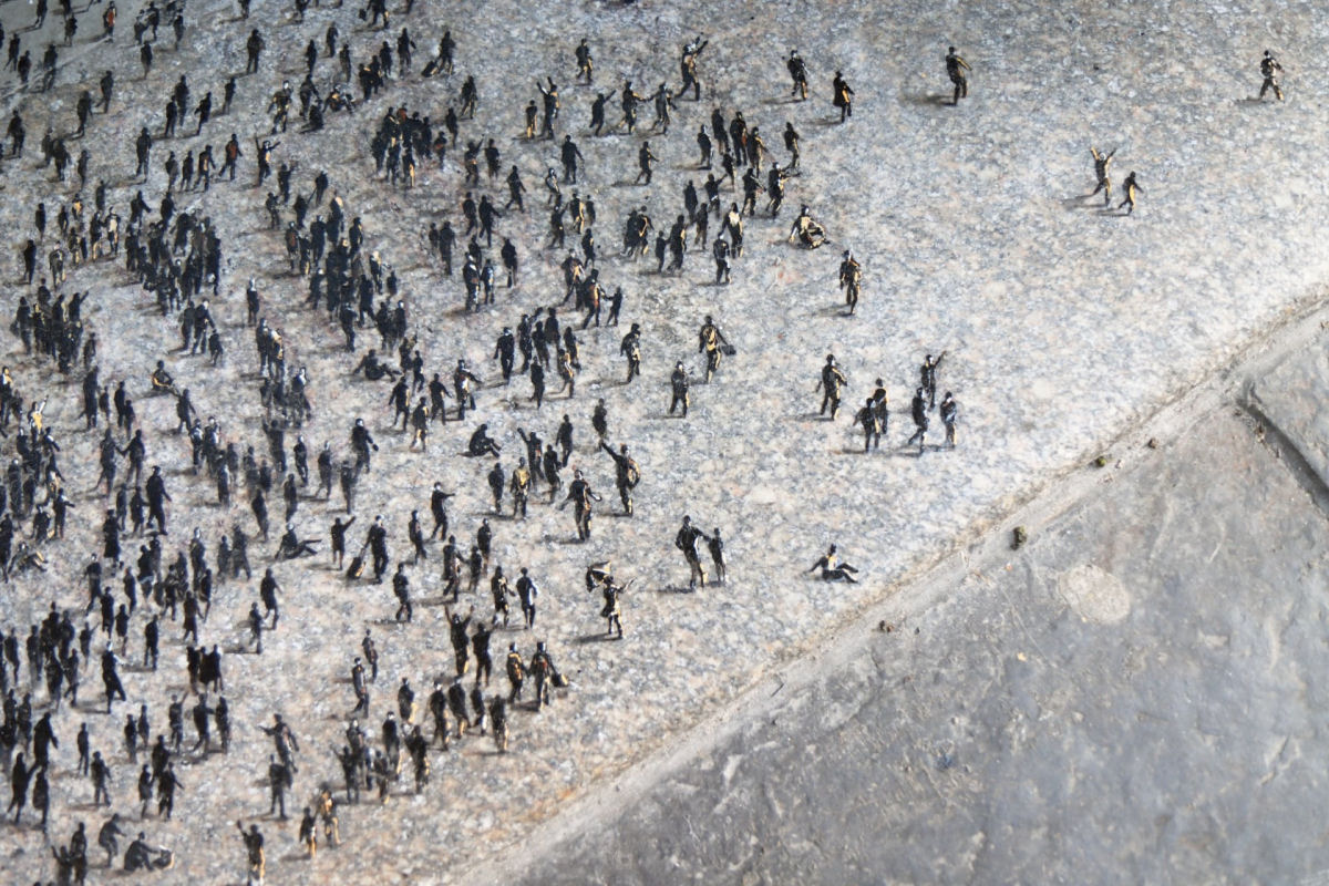 Centenas de figuras minúsculas se unem na nova intervenção de tapete de boas-vindas em Aberdeen 04