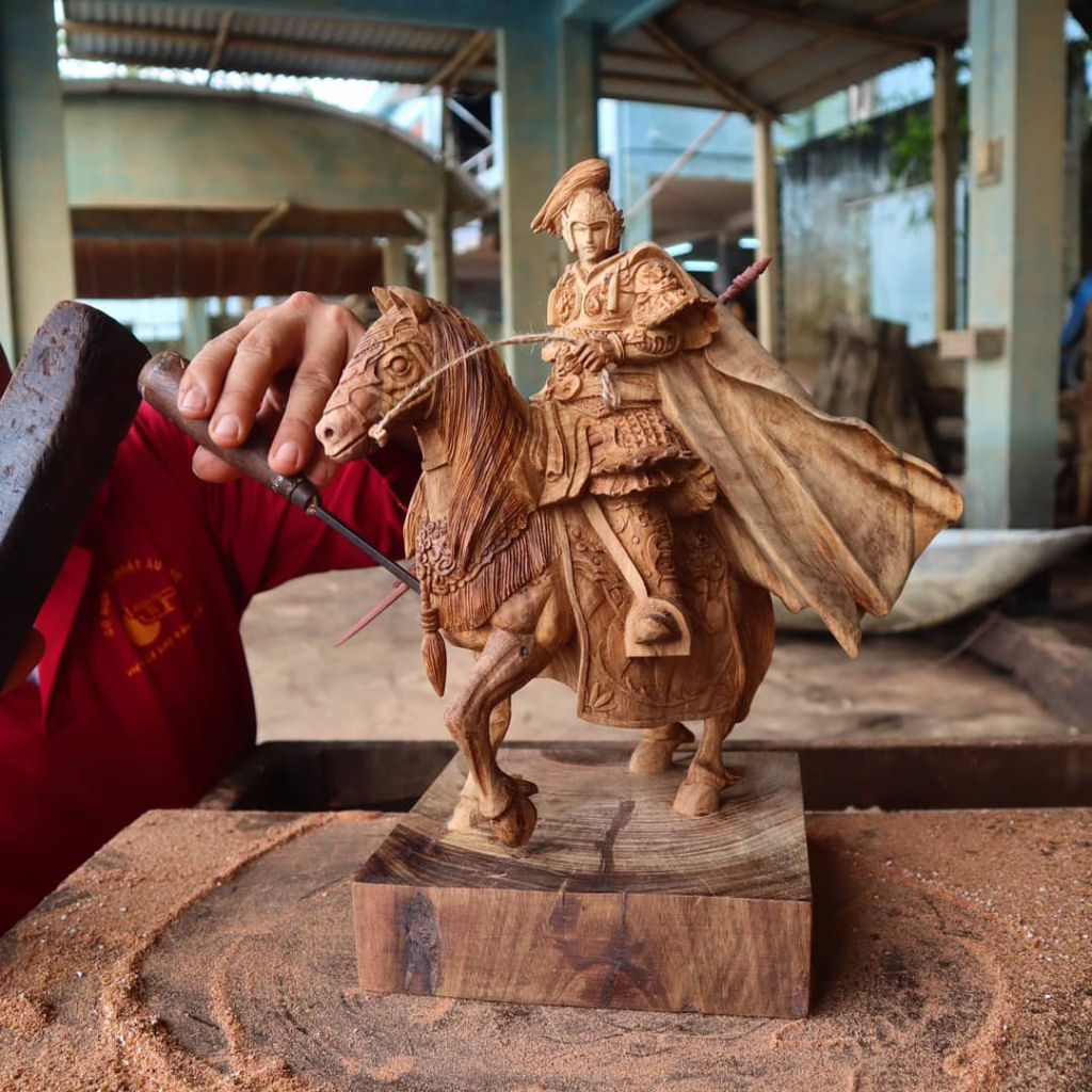 As intrincadas esculturas de madeira de um jovem escultor vietnamita