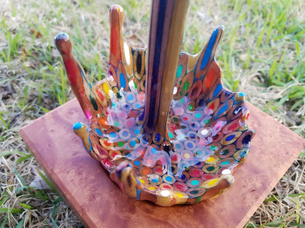 Bela obra mostra uma xícara flutuante vertendo um arco-íris de lápis líquidos 04