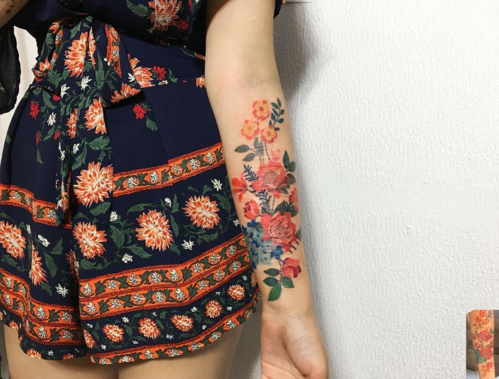 Tatuagens profusamente coloridas assemelham-se a pinturas delicadas de aquarela sobre a pele 12