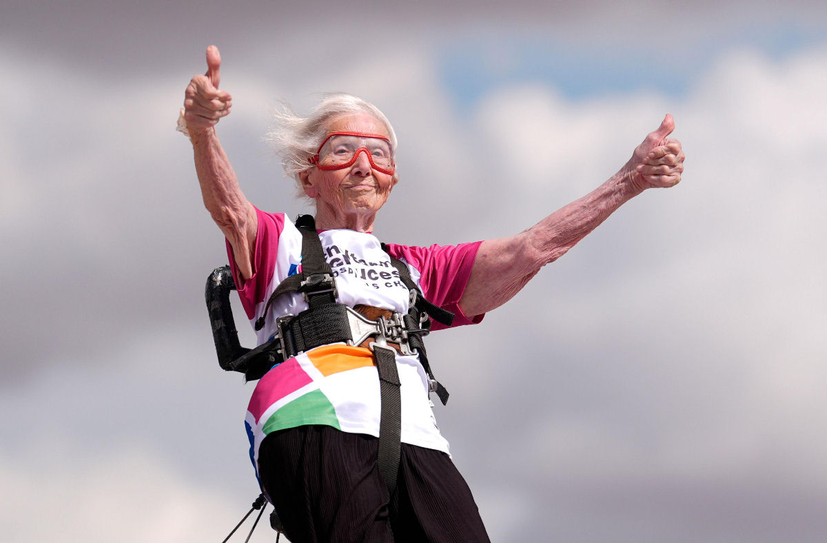 Vov� de 97 anos quebra seu pr�prio recorde  como a mais idosa a caminhar sobre as asas de um avi�o