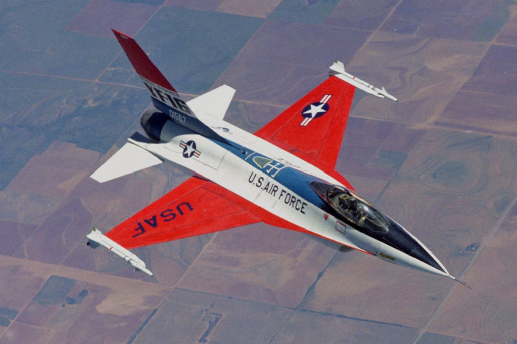 50 anos desde o primeiro voo, ainda que acidental, do F-16