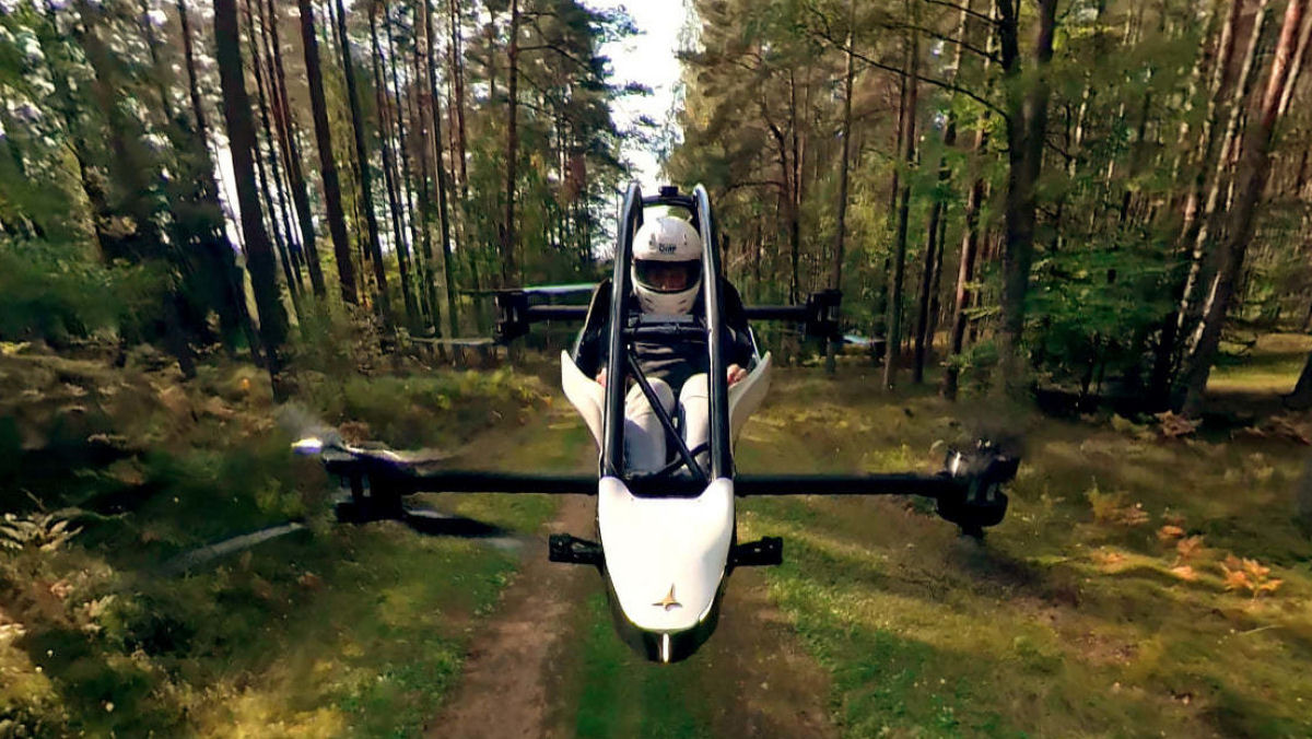 Aeronave elétrica estilo Star Wars mostra sua capacidade de voo em um bosque