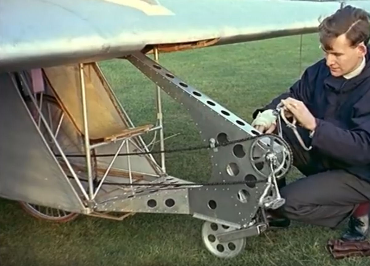 Em 1961, alunos britnicos construram uma bicicleta voadora... e funcionou!