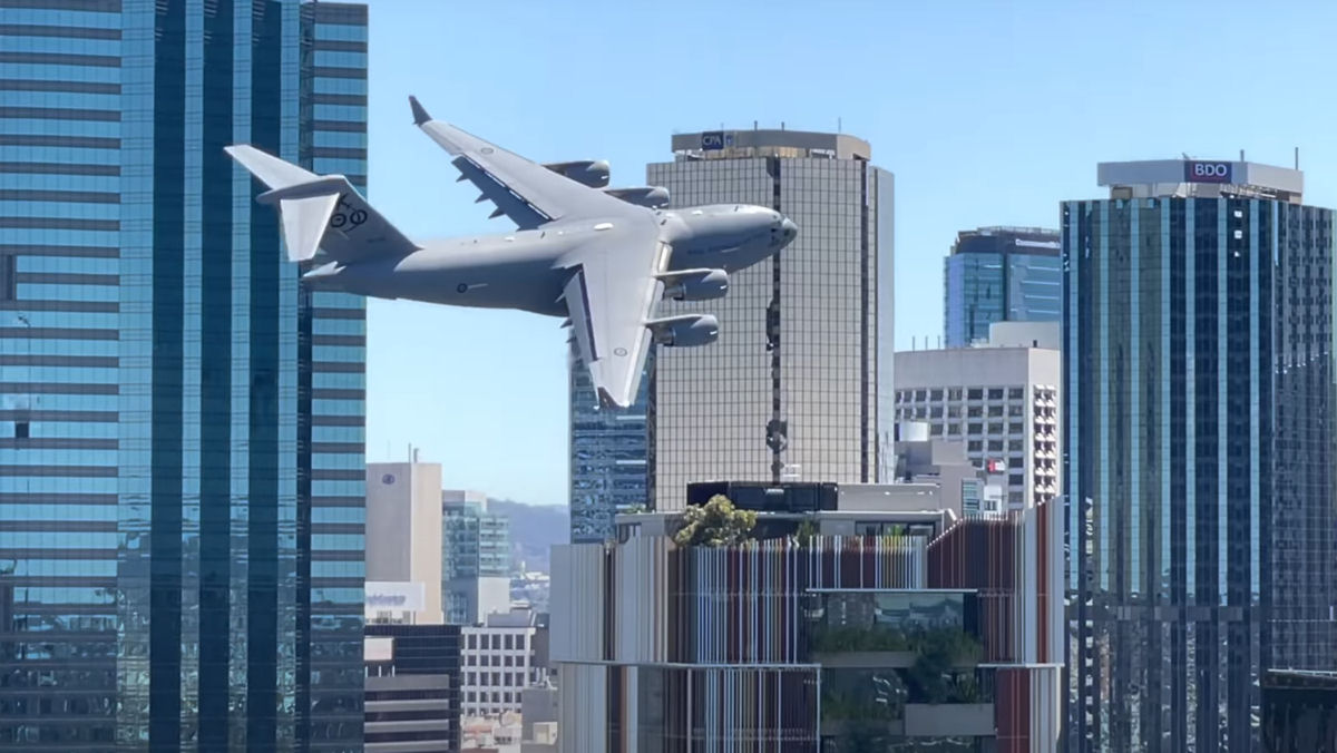 Gigantesco Boeing C-17 voa entre os prédios de Brisbane deixando atônitos alguns habitantes