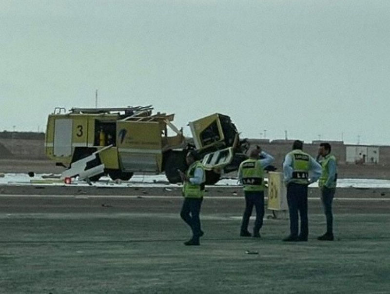 Avio colide com um caminho de bombeiros durante a decolagem no aeroporto de Lima
