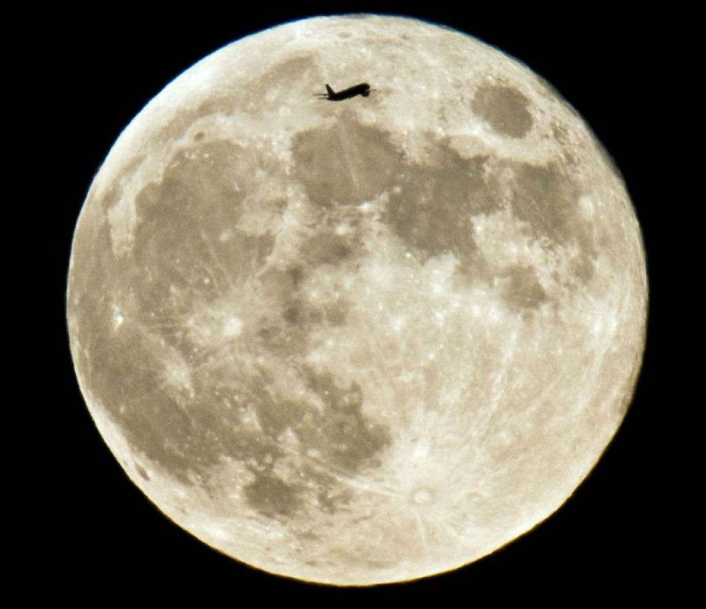Aeronaves tendo como fundo a lua e o sol 14