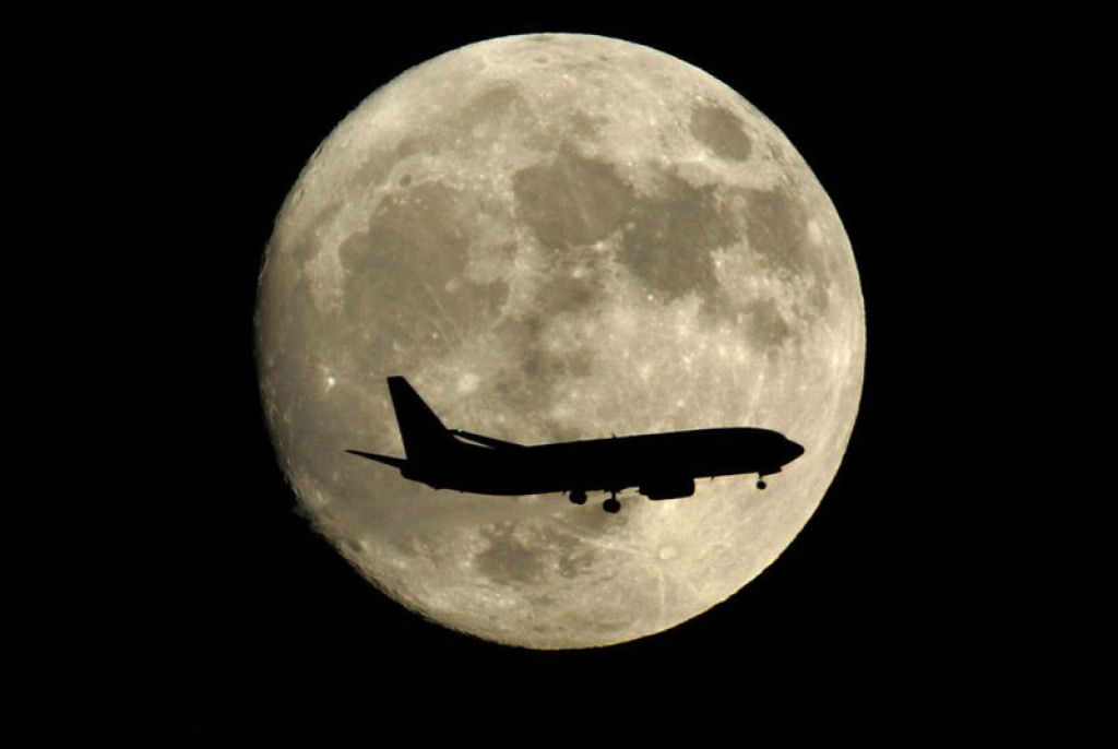 Aeronaves tendo como fundo a lua e o sol 15
