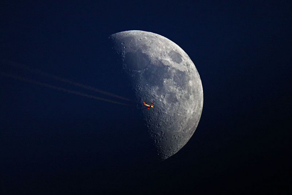 Aeronaves tendo como fundo a lua e o sol 17