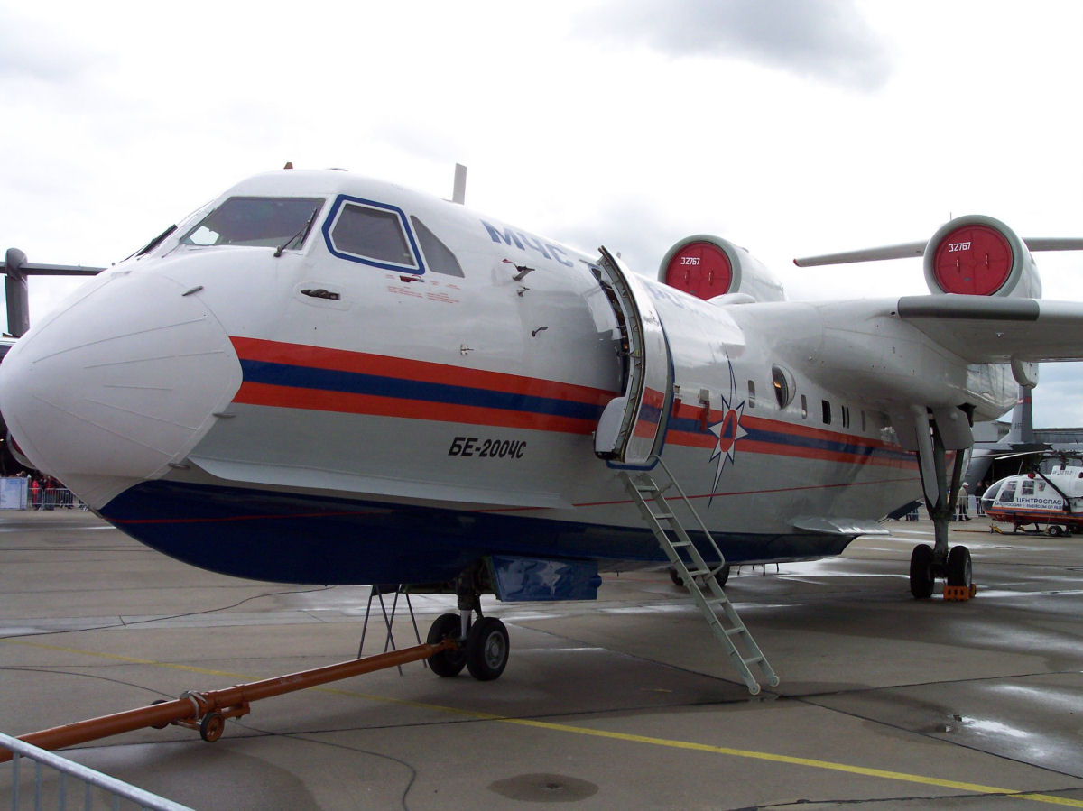 Beriev BE-200  O Beriev BE-200 é o maior avião anfíbio com