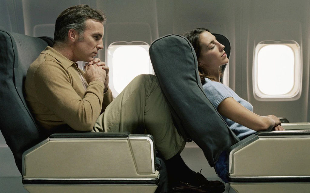 H uma forma perversa de conseguir que um passageiro deixe de reclinar seu assento em um voo