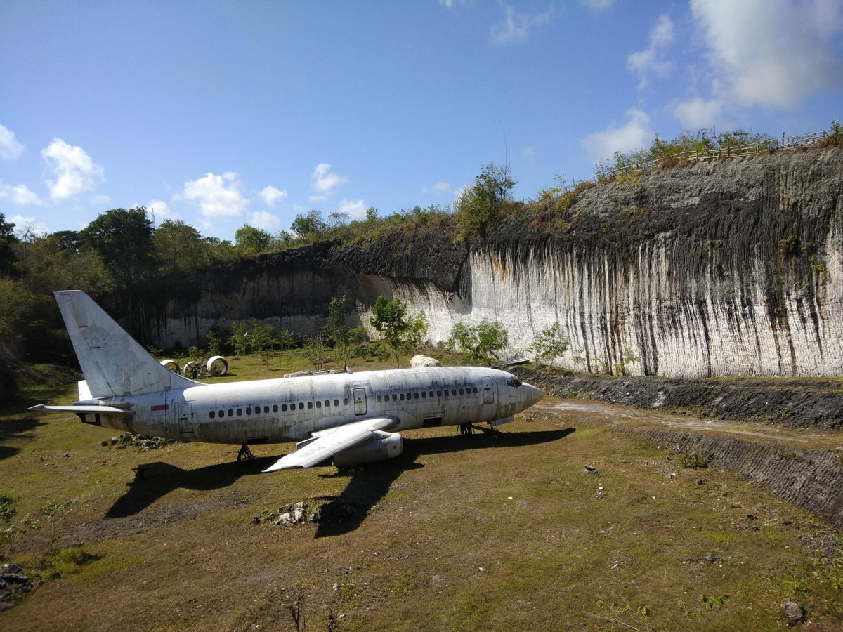 H um Boeing 737 abandonado em um campo de Bali, Indonsia, e ningum sabe direito quem o deixou ali 01