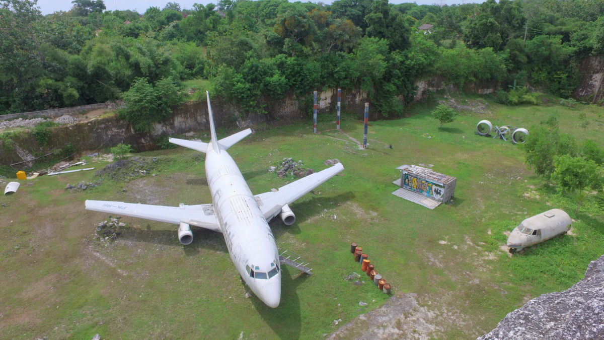 H um Boeing 737 abandonado em um campo de Bali, Indonsia, e ningum sabe direito quem o deixou ali 02