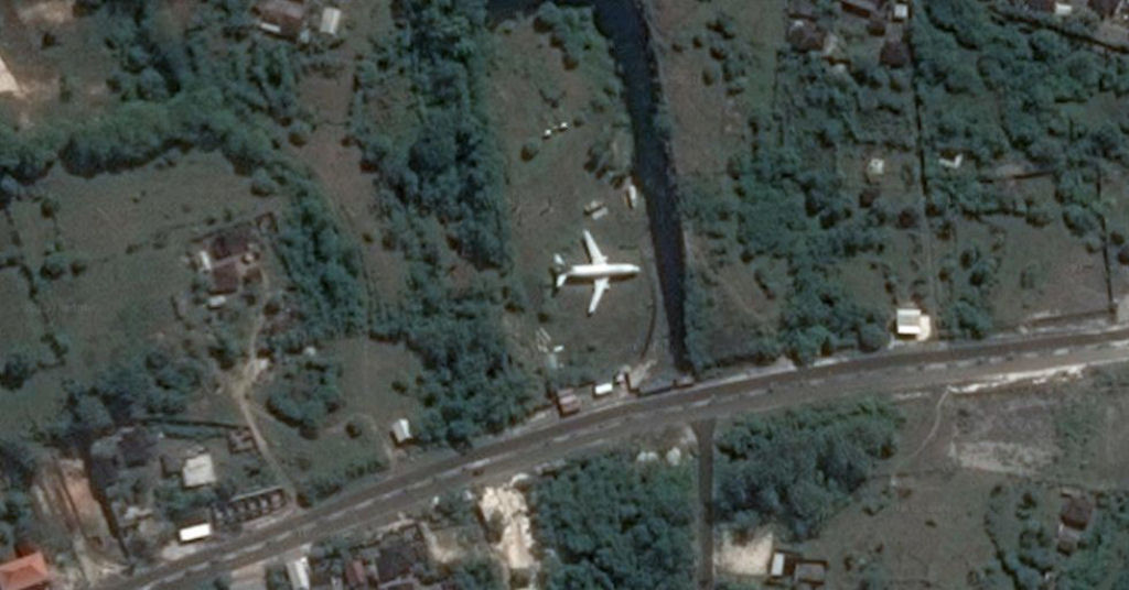 H um Boeing 737 abandonado em um campo de Bali, Indonsia, e ningum sabe direito quem o deixou ali 03