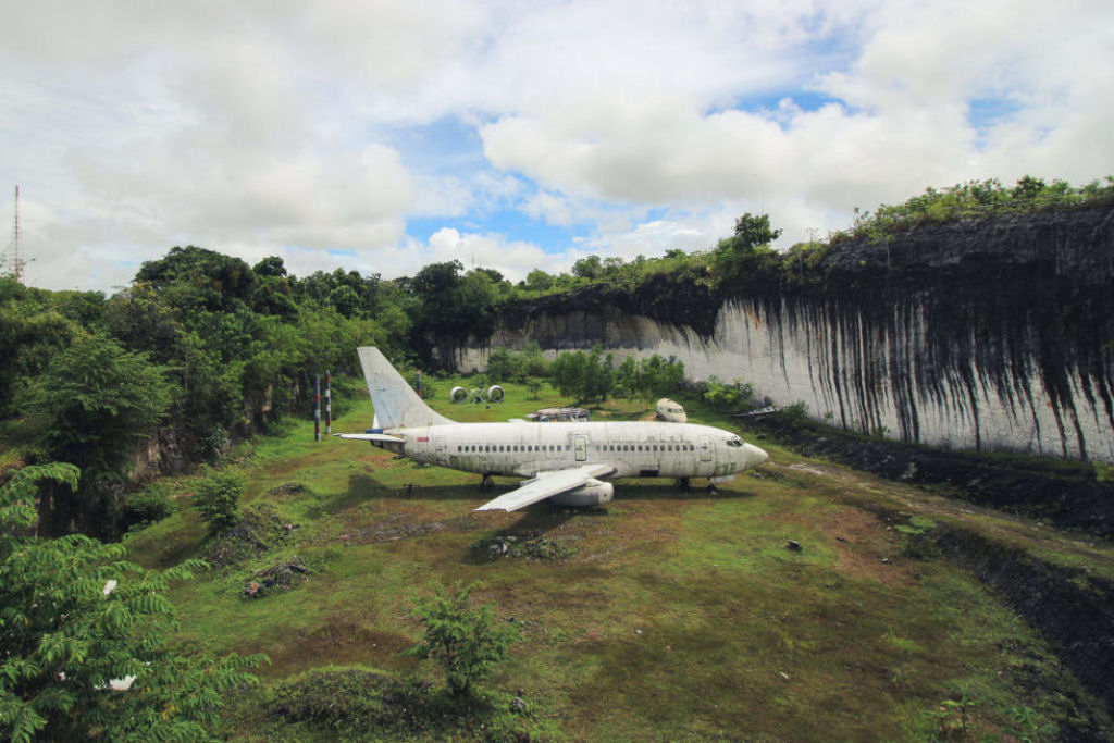 H um Boeing 737 abandonado em um campo de Bali, Indonsia, e ningum sabe direito quem o deixou ali 04