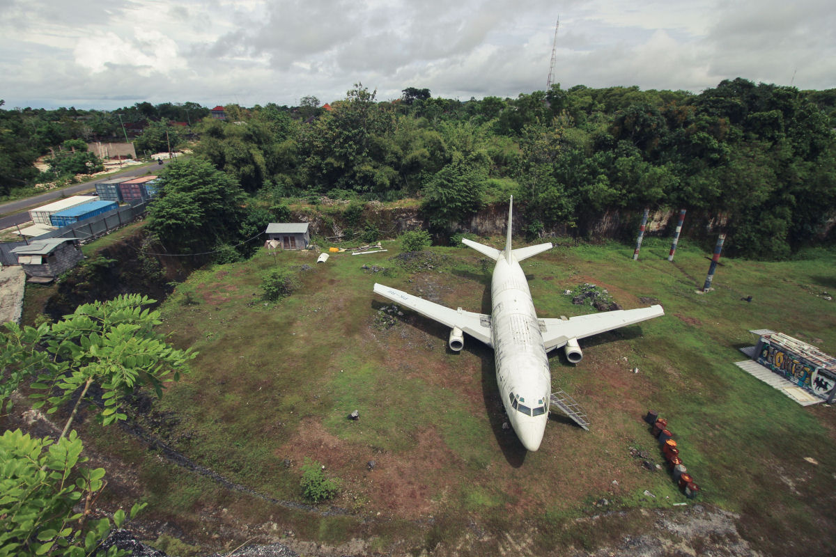 H um Boeing 737 abandonado em um campo de Bali, Indonsia, e ningum sabe direito quem o deixou ali 05