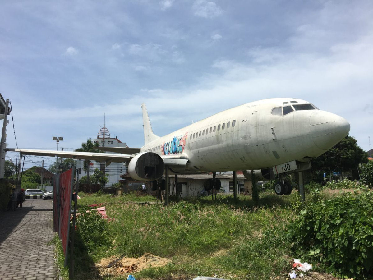 H um Boeing 737 abandonado em um campo de Bali, Indonsia, e ningum sabe direito quem o deixou ali 06