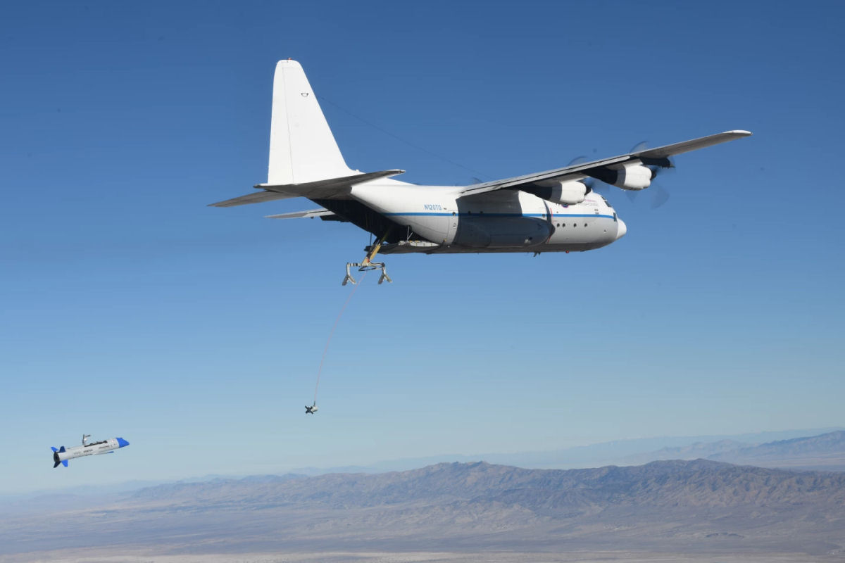 Veja como um avião de carga recupera com sucesso um drone em pleno vôo
