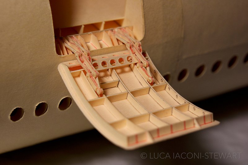 Designer passa 9 anos construindo o avio de papel mais elaborado do mundo